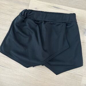 BLACK BOOHOO SKORT SIZE 6